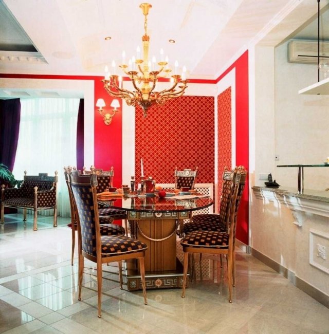 Maľovanie steny jedálne na červeno - klasický luster v zlatom vzhľade jedáleň-stena-červená-maľba-stoličky-drevo-čalúnené-vzor-klasika