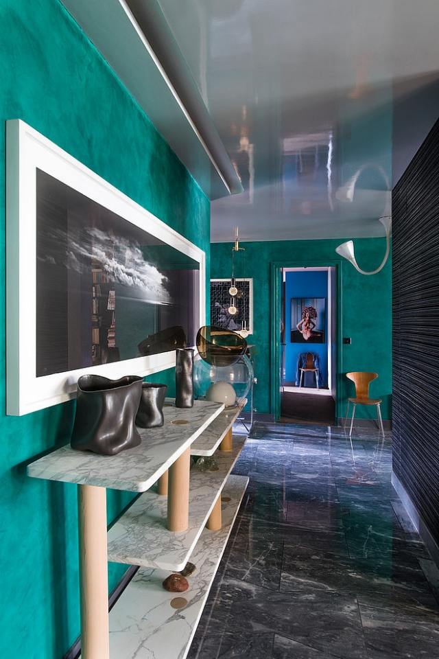 tyrkysovo sfarbený dizajn stien-obývacie doplnky-mramorové pulty na chodbe tyrkysovo-farebné-stena-dizajn-s-farbou-obývacím príslušenstvom-mramorové pulty