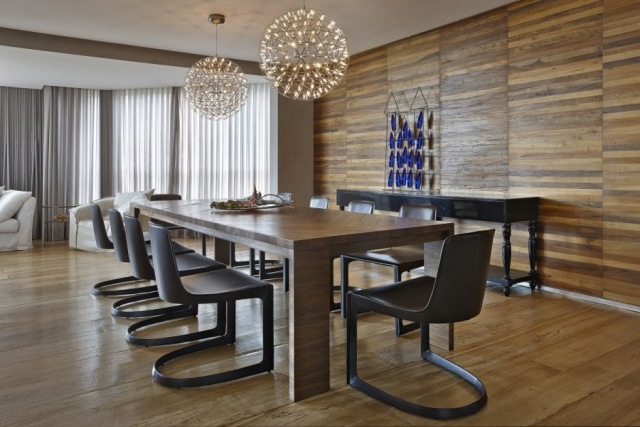 Drevené obloženie v jedálni-dekoratívne žiarovky-LED drevený obklad-zrno-jedálenský-priestor-dizajn-čierna-konzola