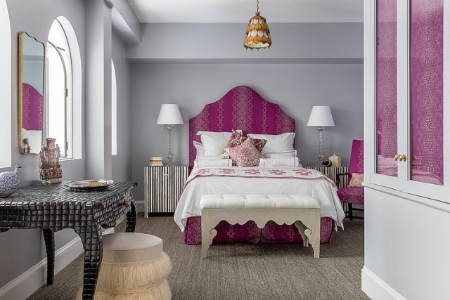 Dievčenská izba v kráľovskom štýle-farebné prevedenie bytu-fialová pink-girls-room-bed-in-the-royal-style-make-up-table-curved-legs