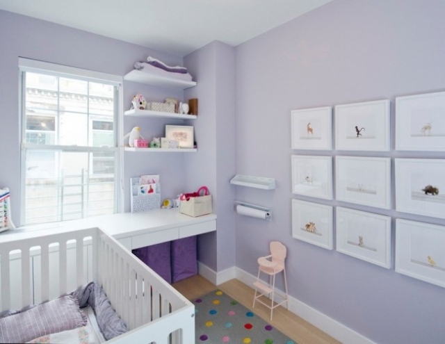 Subtílne steny purpurovej farby na prebaľovacom pulte dieťaťa v bielom lesku svetlo-purpurová-detská izba-prebaľovací pult-biela-vysoký lesk-detská postieľka