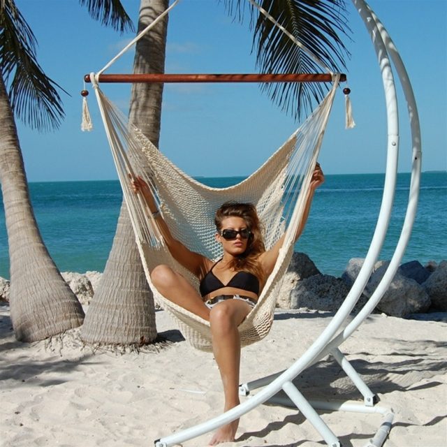 Závesná stolička kovový rám letného slnka na pláži