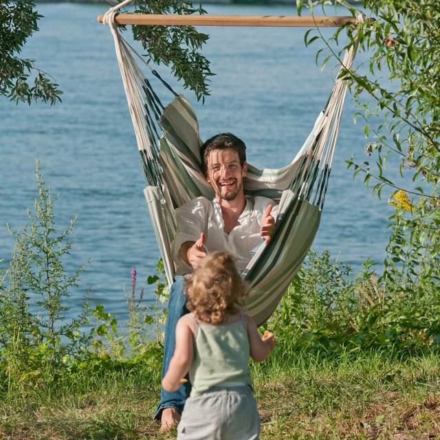 dve hojdacie siete deti rodičia strom vonkajšia plocha