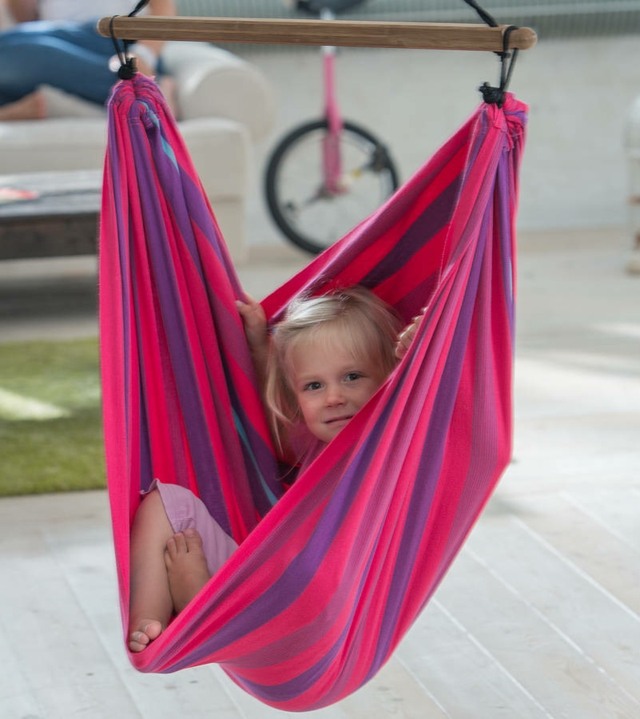 Swing zábava super nápad hojdacia sieť v interiéri ružovo fialové pruhy