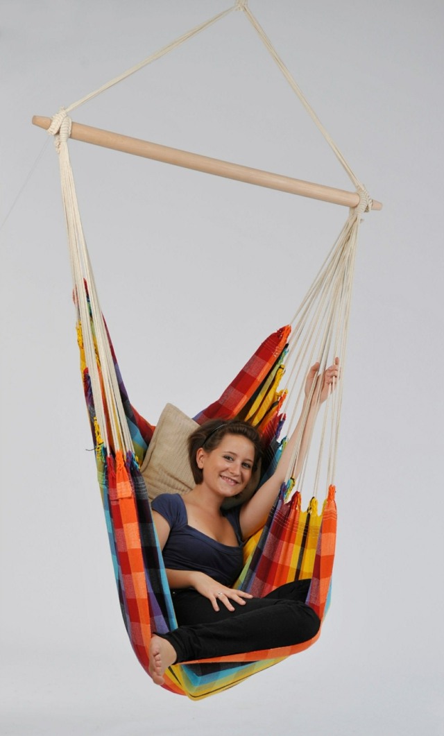 Polohovacie kreslo z drevenej látky károvaný vzor v chladnom prevedení