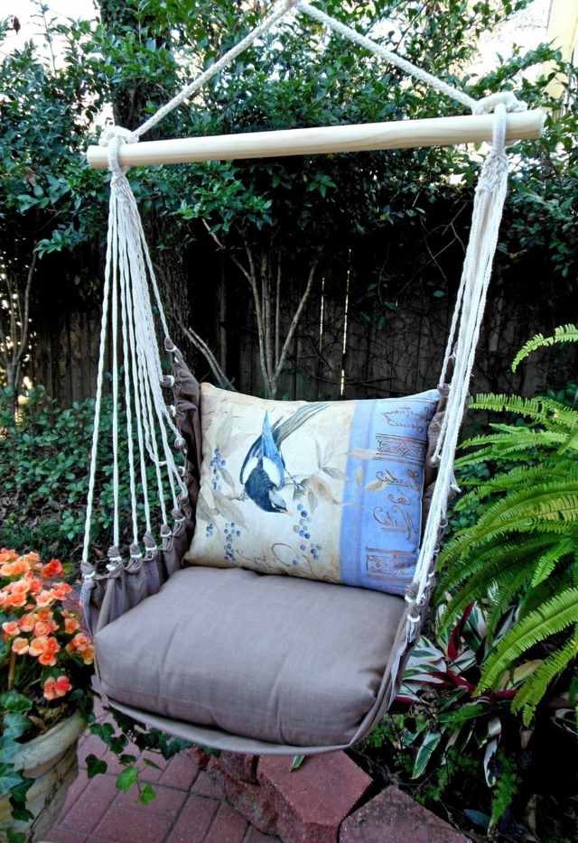 v záhrade kvetinové záhony drevený plot záhradný chodník