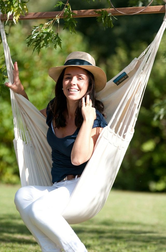 béžové leto vo vlastnej záhrade stromová žena