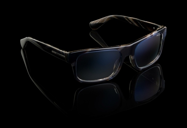 Trendy slnečných okuliarov farebná kombinácia šošoviek do modra 2014 Modro tónované šošovky 2014, farebná kombinácia pásikavých rámov