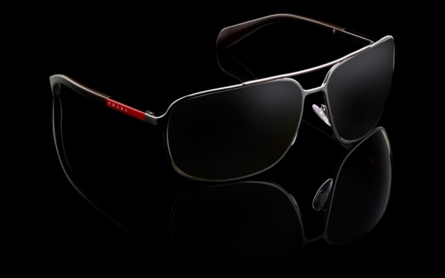 Slnečné okuliare s čiernym rámom a červeným písmom loga čierny rámček, červené logo s hliníkovým nápisom