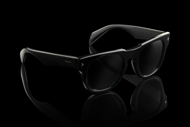 Pánske slnečné okuliare v klasickom čiernom plastovom ráme klasický čierny plastový rám so zrkadlovými sklami