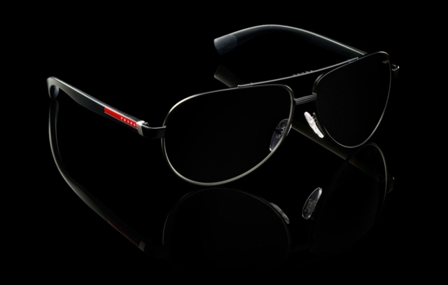 Doplnky k slnečným okuliarom pánske letné trendy farby Pánske letné trendy farby Prada červené logo