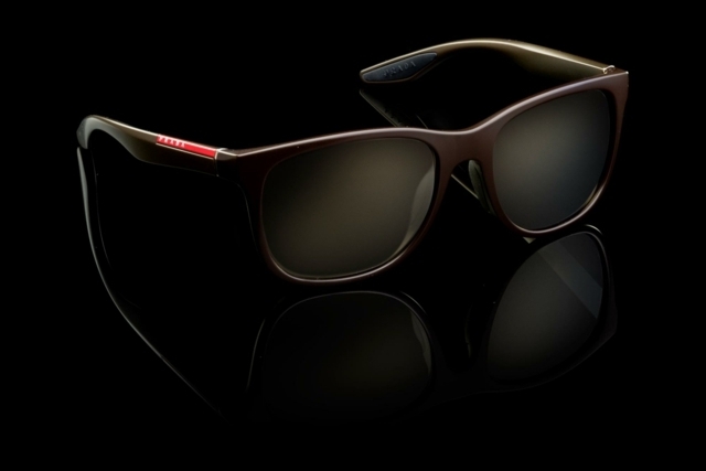 čierne okuliare mierne zafarbené Slnečné okuliare mierne zafarbené červeným logom