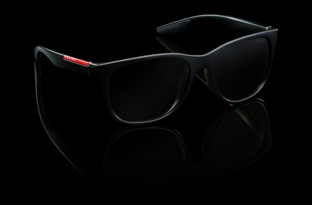 čierne okuliare červená farba logo plast Okuliare v červenej farbe s plastovým rámom