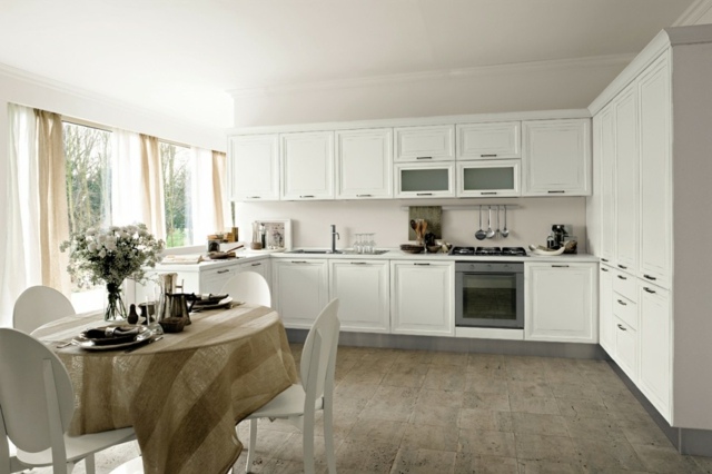 biela kuchynská rohová skriňa sporák chladnička stôl Rohová skriňa, sporák, chladnička, stôl, dlažba