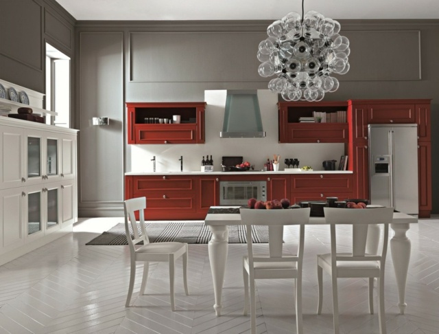 Talianski výrobcovia navrhujú kuchynský set a jedálenský kút Výrobcovia navrhujú kuchyne, zriaďujú jedálenské časti, lustre