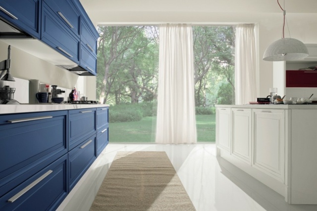 modré kuchynské fronty nerezové kľučky dverí umývadlo mramor Kuchynské fronty nerezové kľučky dverí umývadlová mramorová pracovná doska