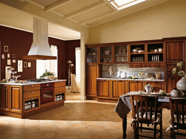 priestranná kuchyňa drevený pult vidiecky dom čela z masívu mosadz Drevený pultový vidiecky dom z čela z masívu, mosadzné kľučky dverí na jedálenský kút