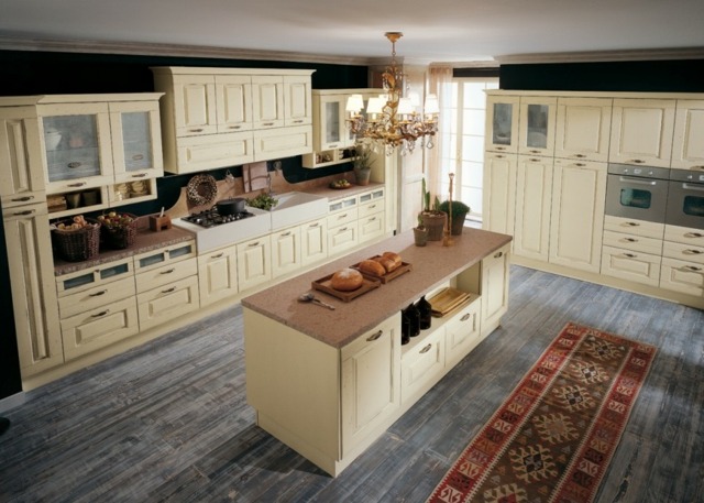 Kuchyňa v klasickom štýle voľne stojaci ostrovný dom v béžovej farbe Samostatne stojaca kuchynka ostrovného domu v prízemí v béžovej farbe