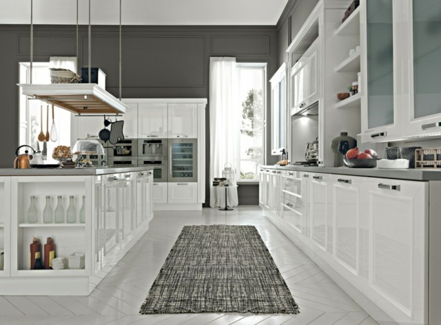 biely kuchynský koberec baldachýn nástenné police otvorený policový systém Stojanový policový policový regál s kobercom a otvorenými nerezovými úchytkami