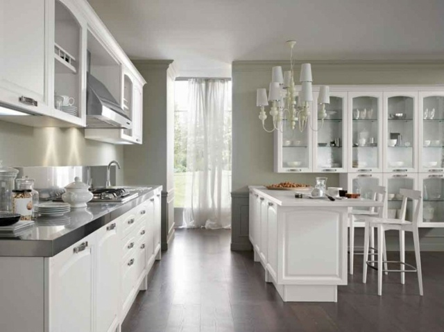 biela kuchynská linka z nerezovej ocele v americkom štýle Stoličky z nehrdzavejúcej ocele v štýle country v americkom štýle ovplyvnené koloniálnym nábytkom