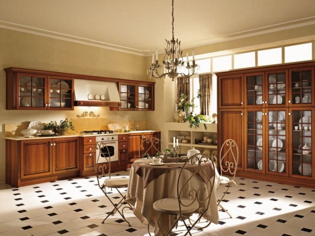 hravá kuchyňa optika vidieckeho domu očarujúce jedálenské stoličky Vidiecky dom vyzerá pôvabne kované železné stoličky Essplattz