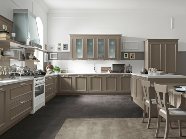 Kuchyňa Jedálenský stôl vo francúzskom vidieckom štýle s drevenými predkami v béžovej farbe Drevené fronty vo vidieckom štýle, béžová farba, jedálenský kút, sklenené fronty