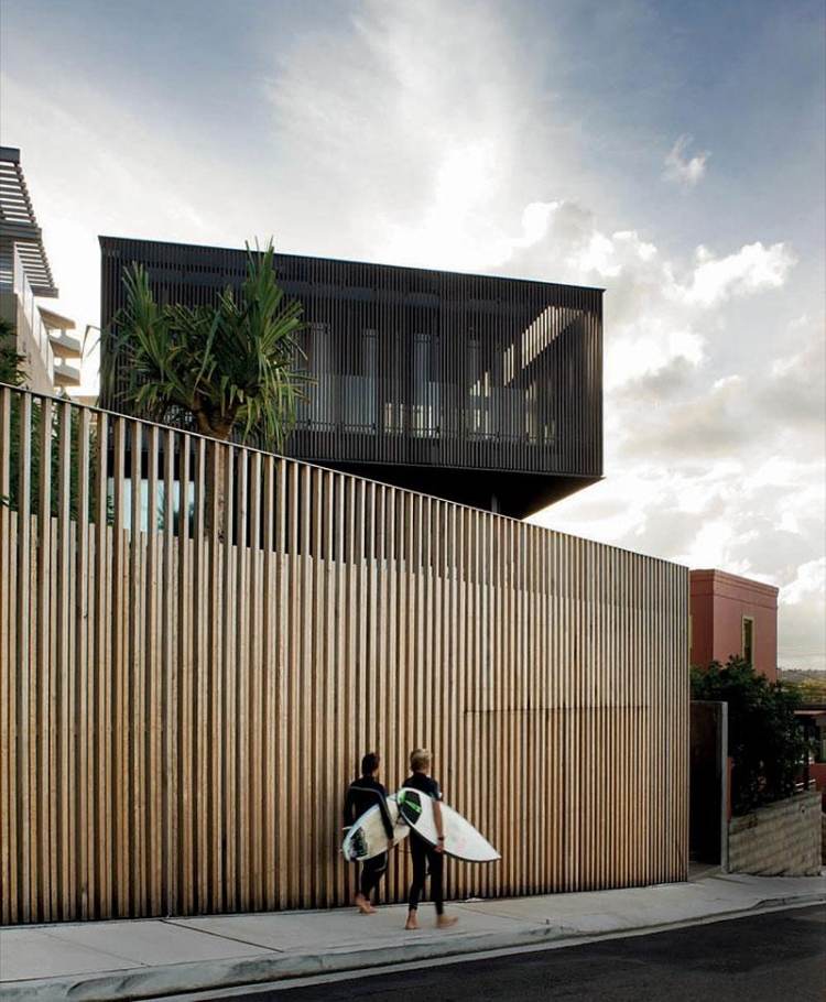 záhradný plot-nápady-ochrana-súkromia-lamely-vertikálne-drevená-fasáda-moderný-surfer-chlapci