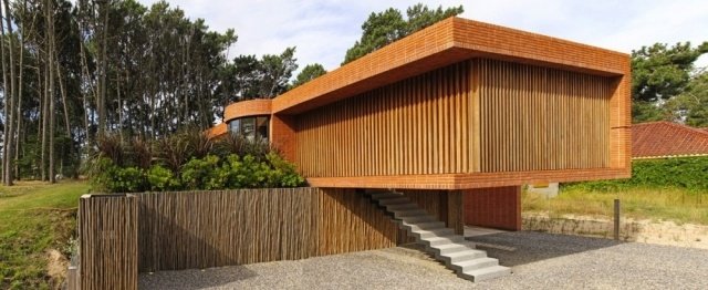 záhradný plot nápady bambusové palice drevený dom plávajúci