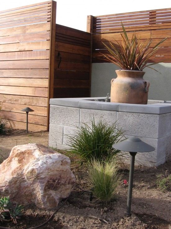 nápady na záhradný plot, obrazovka na ochranu súkromia, drevená zásuvná lampa na osvetlenie