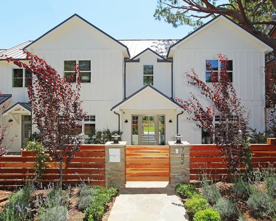 záhradný plot nápady drevo kamenný stĺp dom pred domom