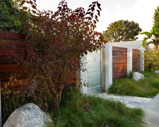 záhradný plot drevo predná brána súkromie obrazovka predný dvor trávnaté dlaždice