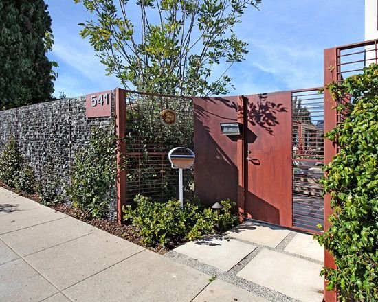 záhradný plot železný červený gabión kamenné dosky súkromná obrazovka predzáhradka