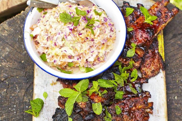 Recepty na grile od bravčových rebierok Jamieho Olivera, kapustového šalátu a mäty