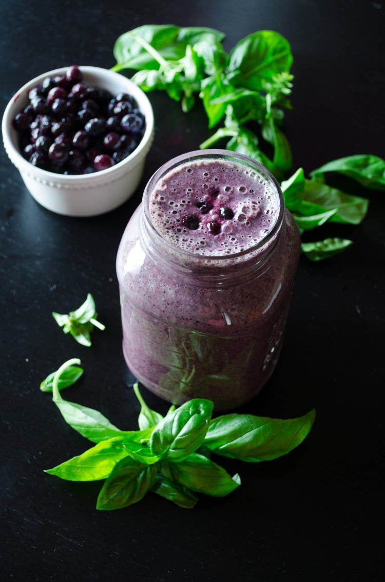 Detoxikačný smoothie recept z bazalky a čučoriedok detox-recepty-smoothie-bazalka-čučoriedky