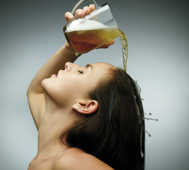 Pivo môže pomôcť pri lupinách domáce-prostriedky-proti-lupinám-tipy-na-pivo-kúra