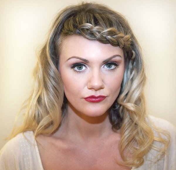 Pletenec sa dá aj zdvihnúť čelo-vrkoč-seba-vrkoč-dlhé vlasy-svadba