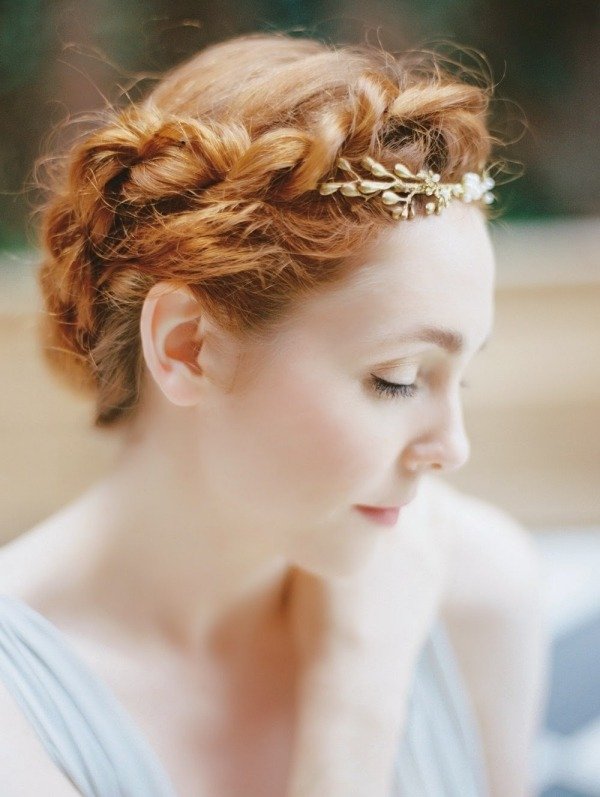 Jemný účes s diadémom ako doplnok grécky veniec-vlasy-účes-vrkoč-svadba