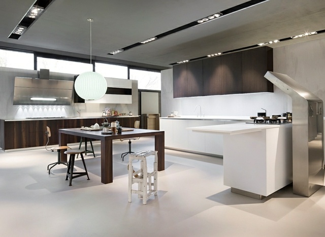 moderná kuchyňa biele drevo tmavé zapustené svetlá vstavané svetlá z bieleho dreva od talianskeho výrobcu