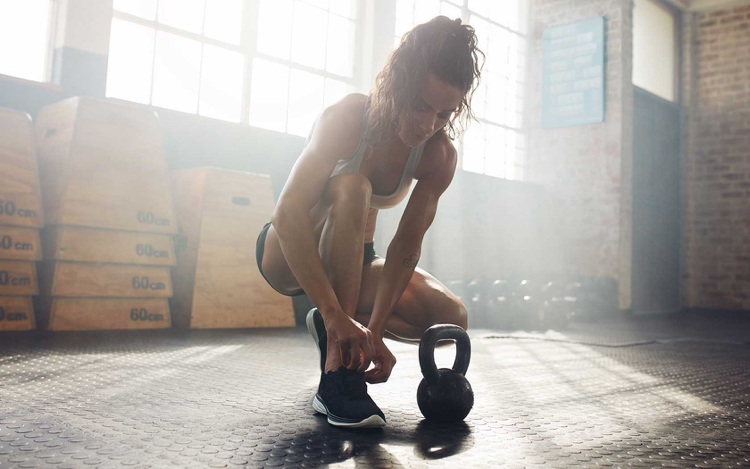 Cvičenie s Kettlebell Cvičenie s Kettlebell-začiatočník-cvičenie-ženy-muži