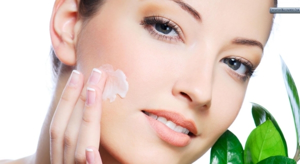 žena-krém-visí-tvár-svieži-vzhľad