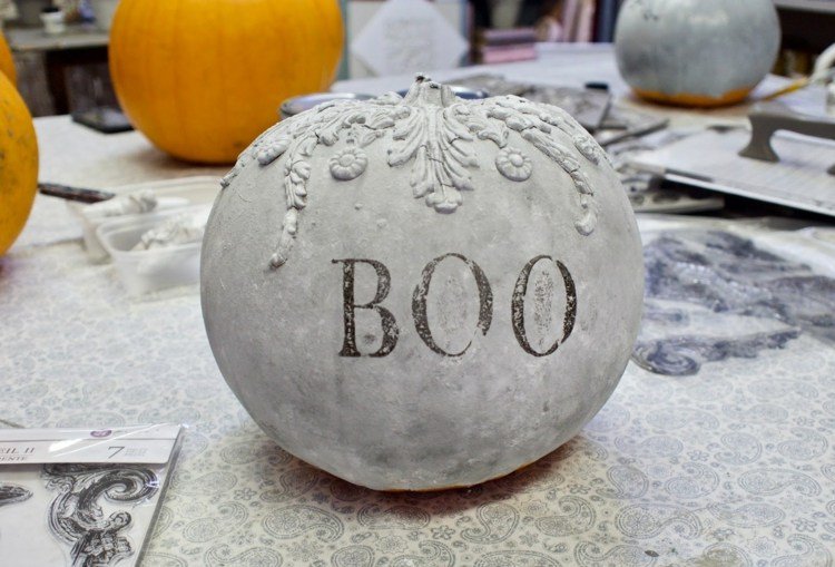 Vytvárajte tvary pomocou remeselnej hliny pomocou silikónových foriem na čokoládu a ozdobte tekvice