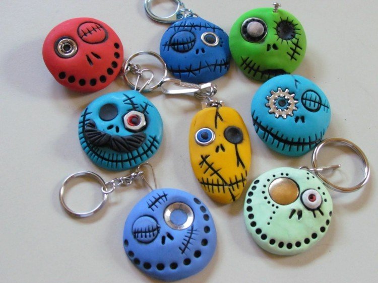 Kreatívny nápad s modelovacími hmotami na Halloween - prívesok na kľúče s príšerou