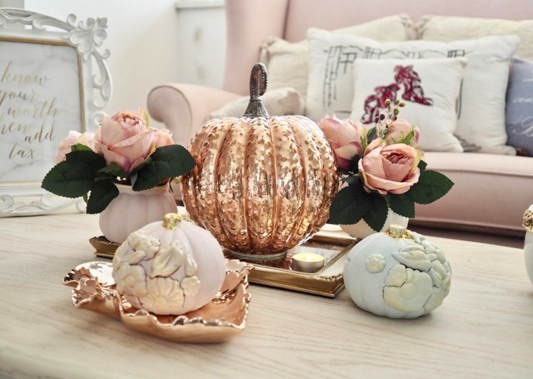 Romantické dekorácie na stôl s domácimi tekvicami a meďou