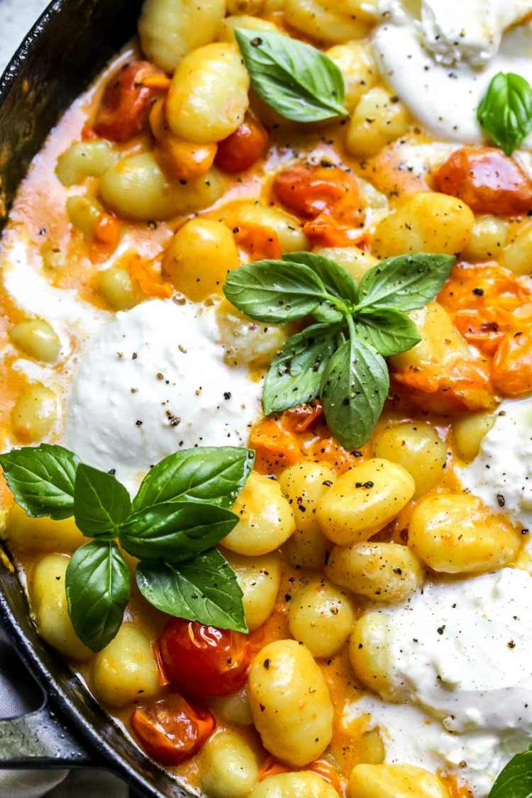 Recept na gnocchi s cesnakom, čerstvými paradajkami, syrom a bazalkou