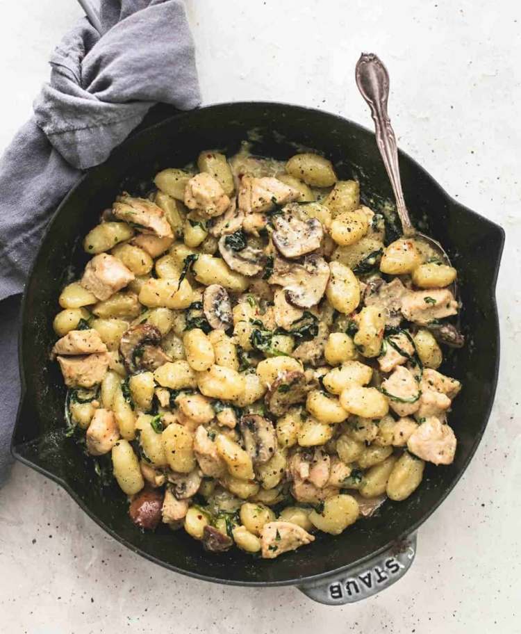 Kuracie prsia a šampiňóny na recept na panvici so zemiakovými gnocchi