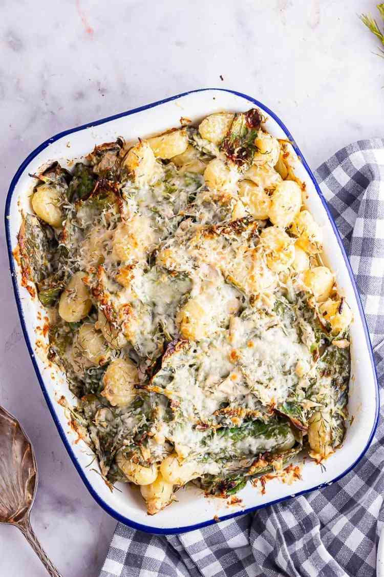 Údený losos a ružičkový kel gratinované s parmezánom v rúre