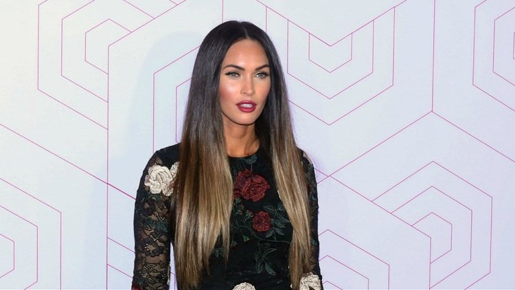 Megan Fox ombre zdôrazňuje od čiernych po blond dlhé rovné vlasy