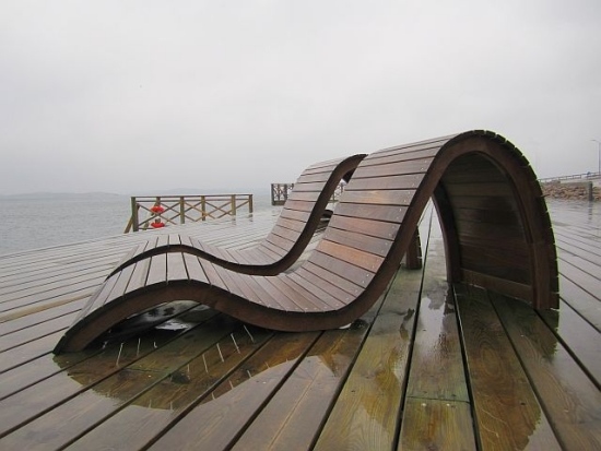 zakrivený dizajn moderné kreslo do obývačky navrhnuté z dreva