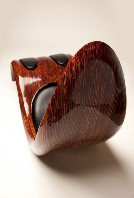 moderné dizajnové kreslo do obývačky vyrobené z dreva zozadu