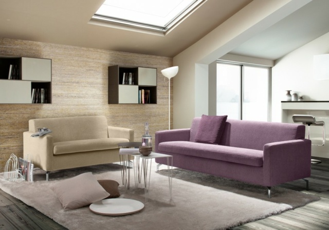 Podkrovný byt purpurová pohovka krémová biela stojacia lampa Podkrovný byt-denné svetlo-konferenčný stolík-moder-koberec